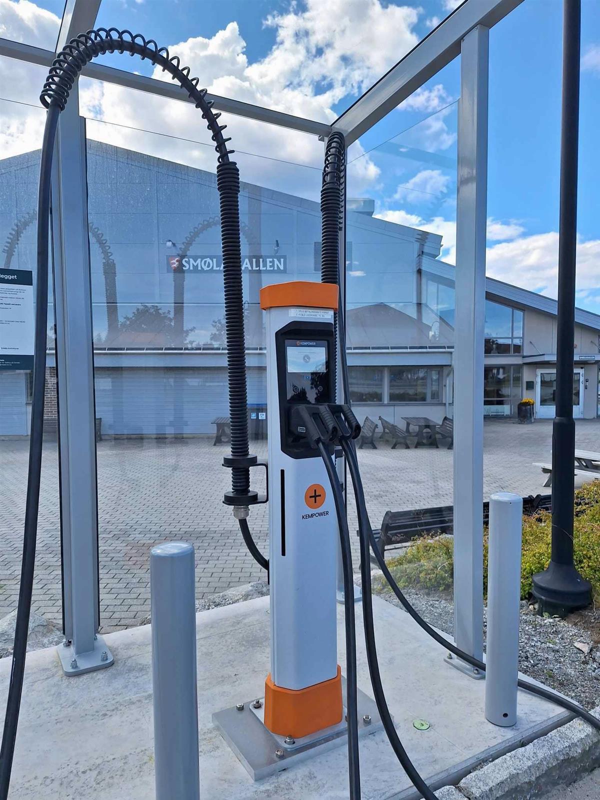 Blå himmel, ladestasjon for el-bil - Klikk for stort bilde