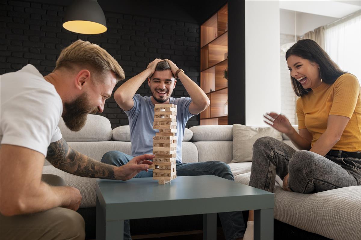 Vennegruppe som spiller Jenga - Klikk for stort bilde