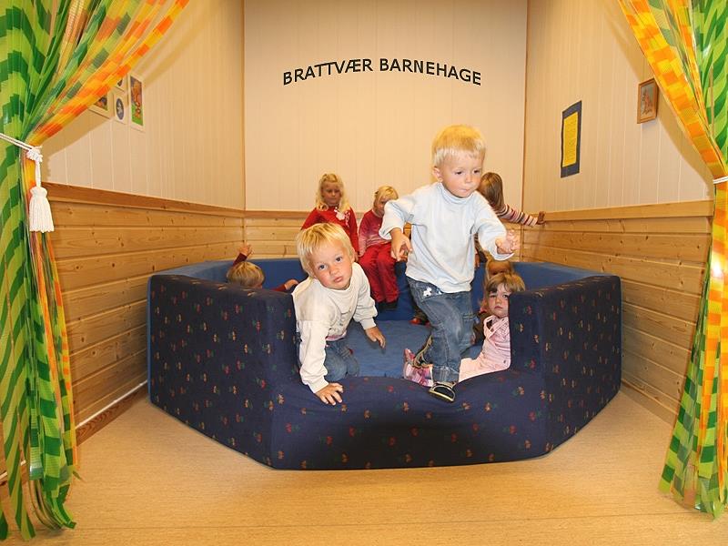 Barn i Brattvær barnehage - Klikk for stort bilde