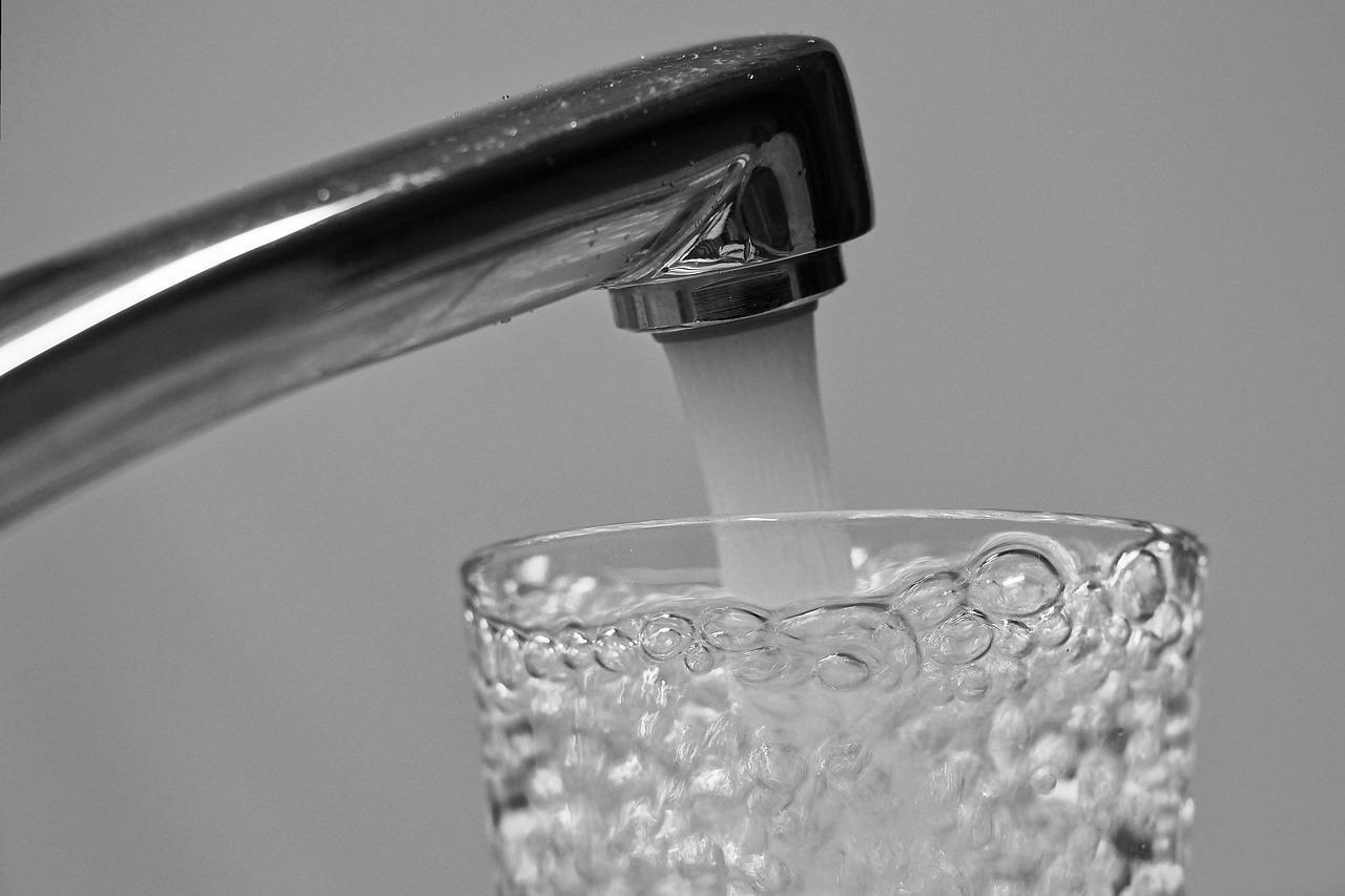 vann fra kran i vannglass
